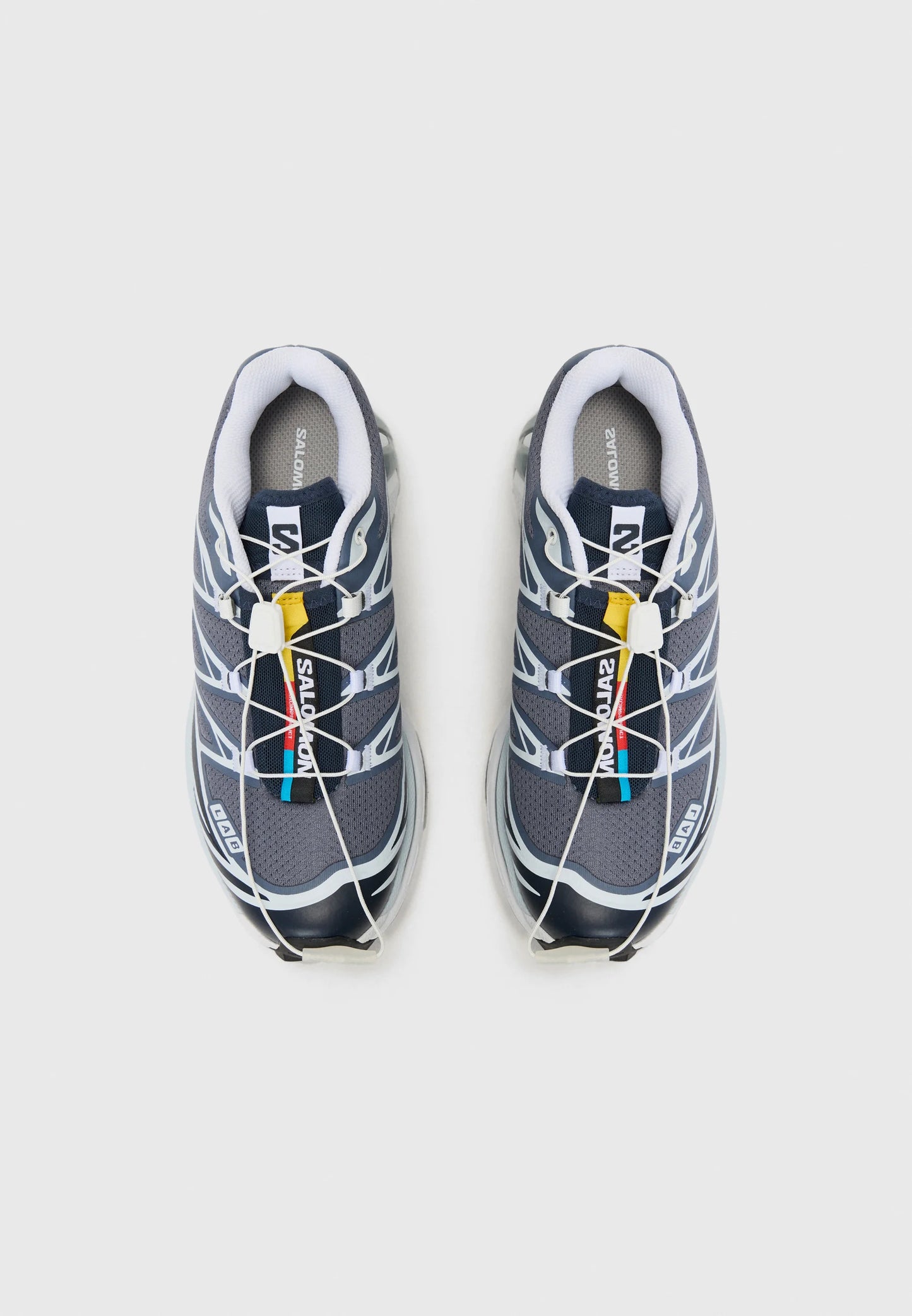 Scarpe sportive blu navy con dettagli grigi, tomaia in rete e lacci elastici. Presentano un marchio visibile e una soletta patternata per l'ammortizzazione.