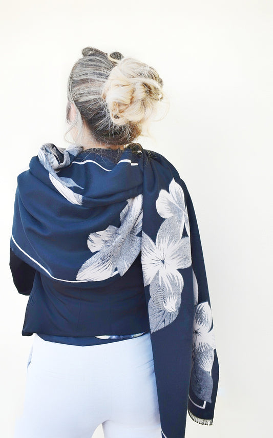 Sciarpa elegante con fiori