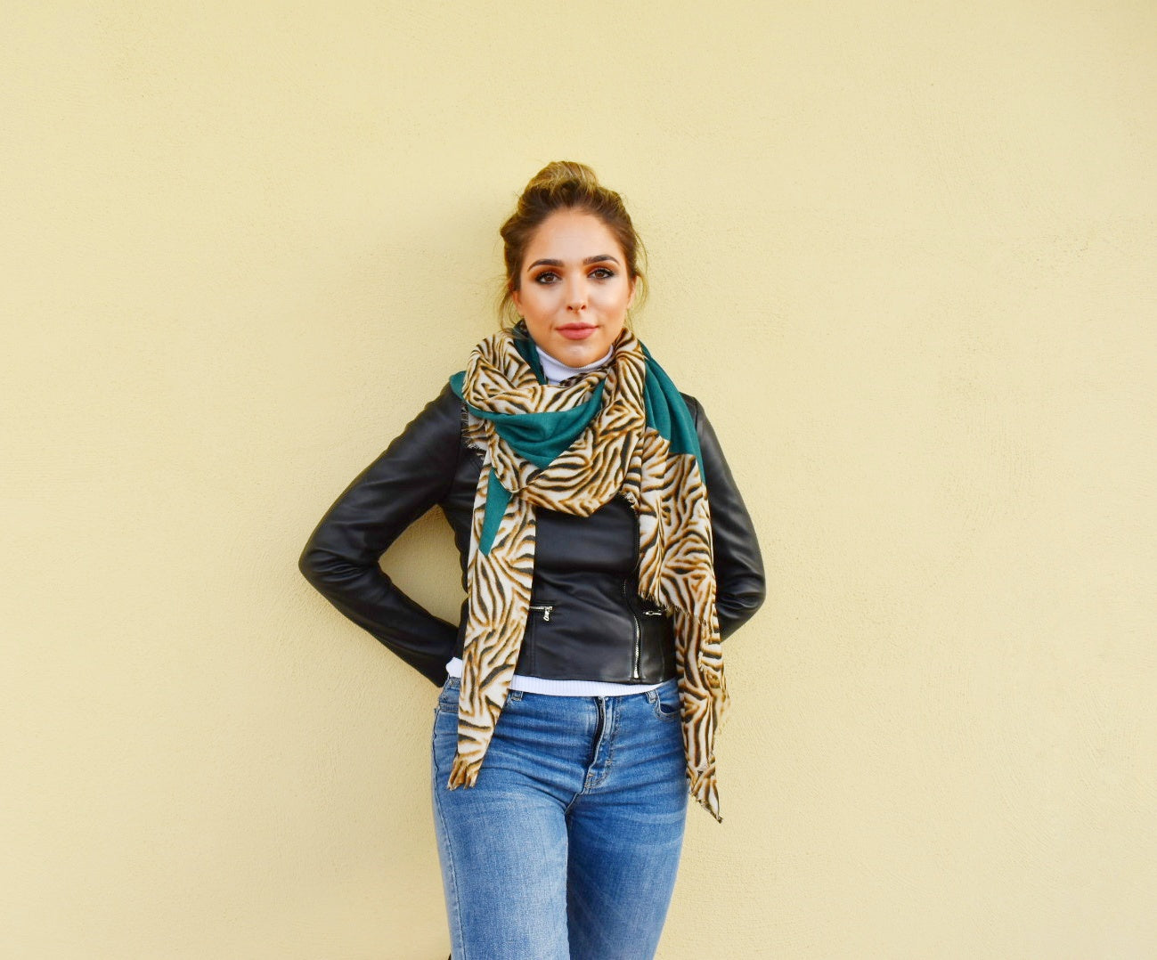 foulard con bordo animalier . foulard
