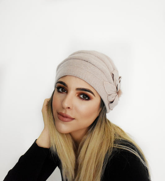 Cappello con fiore