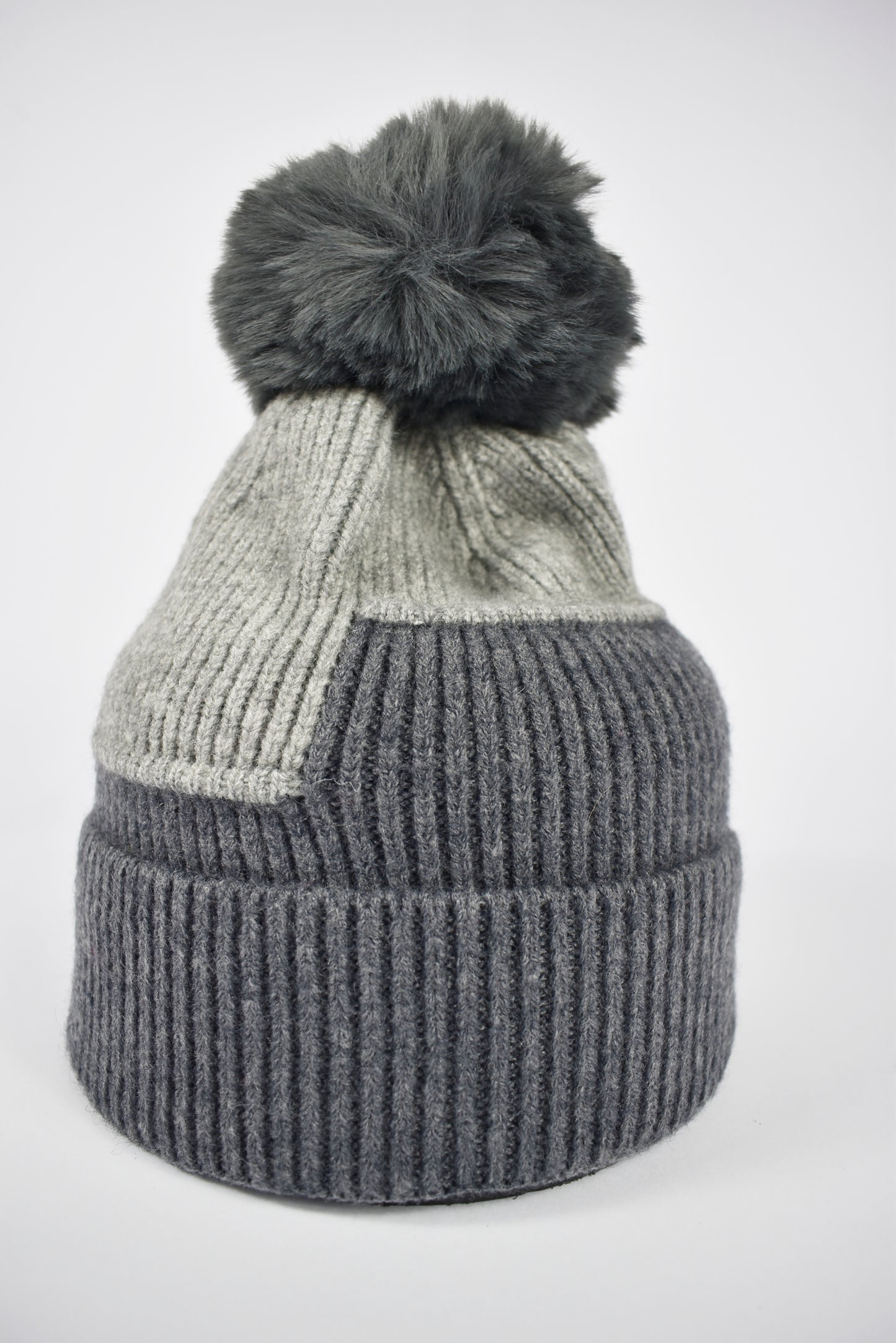 Cappello bicolor con pompon