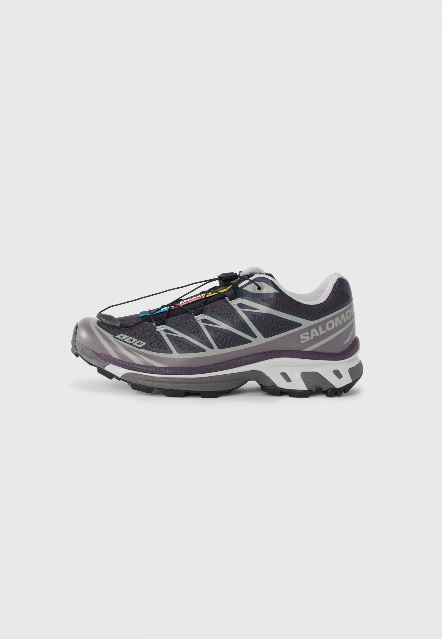 Scarpa da trail running viola con tomaia in rete, dettagli riflettenti e sistema di allacciatura rapida. Presenta una suola in gomma durevole e un'intersuola ammortizzata.