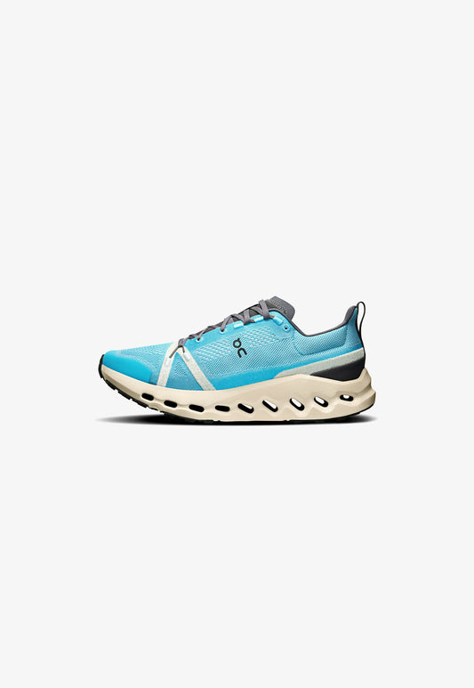 Scarpa da corsa leggera in mesh turchese con accenti grigi e suola nera. Presenta fori distintivi nella parte intermedia per la traspirabilità.