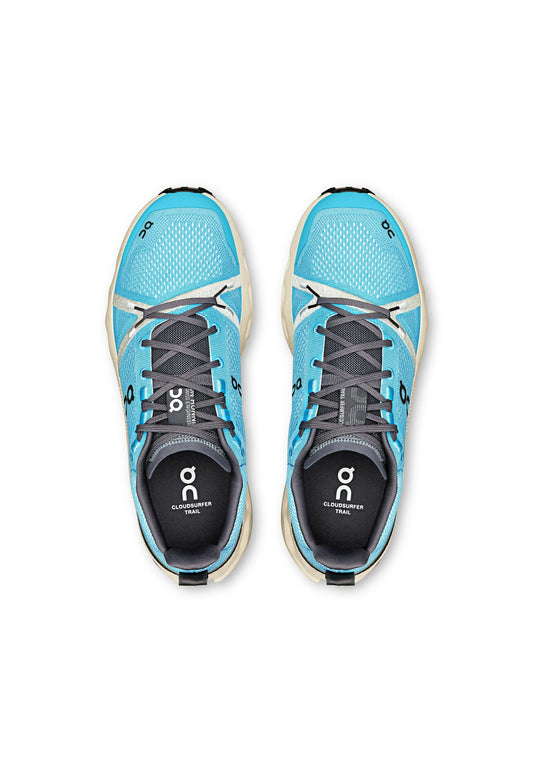 Scarpe da corsa in rete blu con accenti grigio scuro, dotate di punta rinforzata, suola ammortizzata e un sistema di allacciatura intricato.