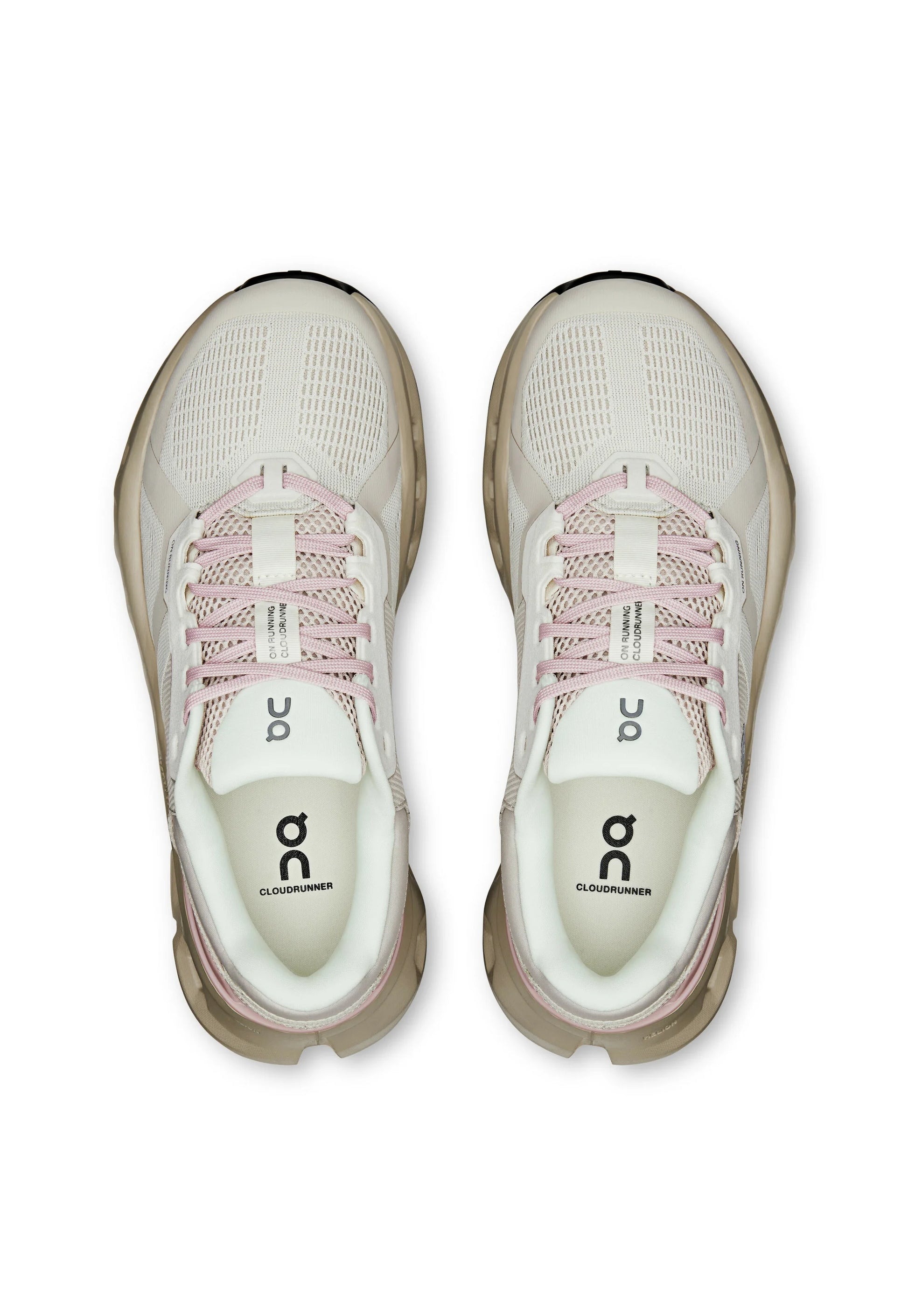Un paio di scarpe da corsa color bianco sporco con lacci rosa e suole beige, marchiate "On Cloudrunner," viste dall'alto su uno sfondo bianco.