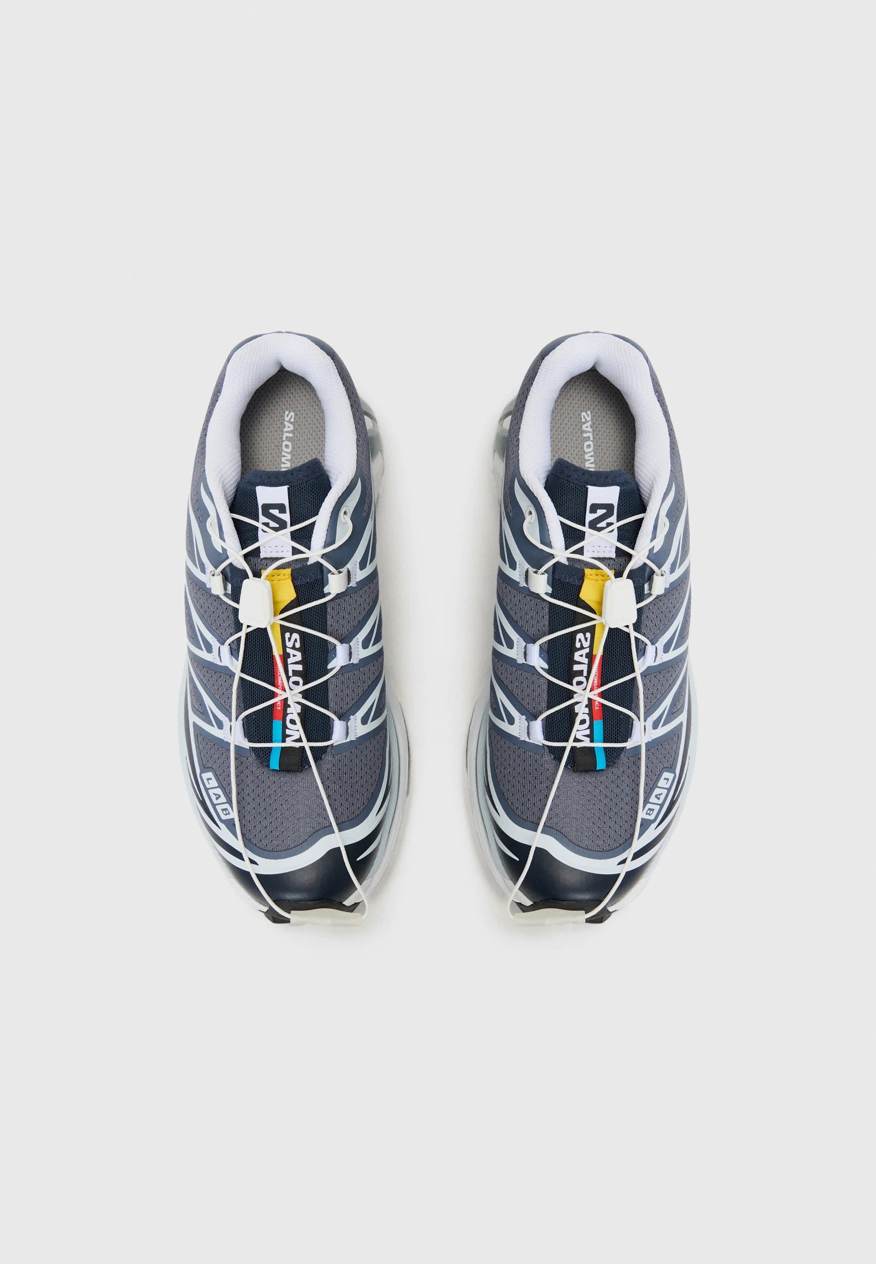 Scarpe sportive blu navy con dettagli grigi, tomaia in rete e lacci elastici. Presentano un marchio visibile e una soletta patternata per l'ammortizzazione.