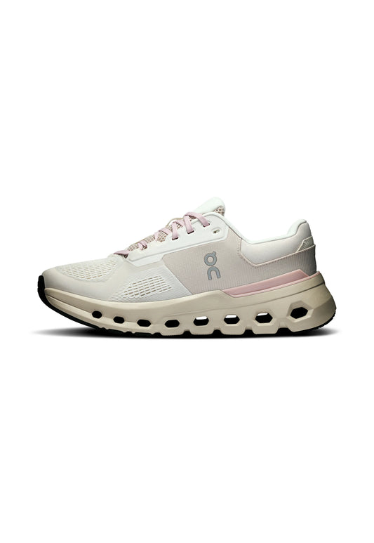 Scarpa da corsa beige chiaro e rosa con tomaia in mesh traspirante, suola ammortizzata con ritagli esagonali cavi e logo laterale.