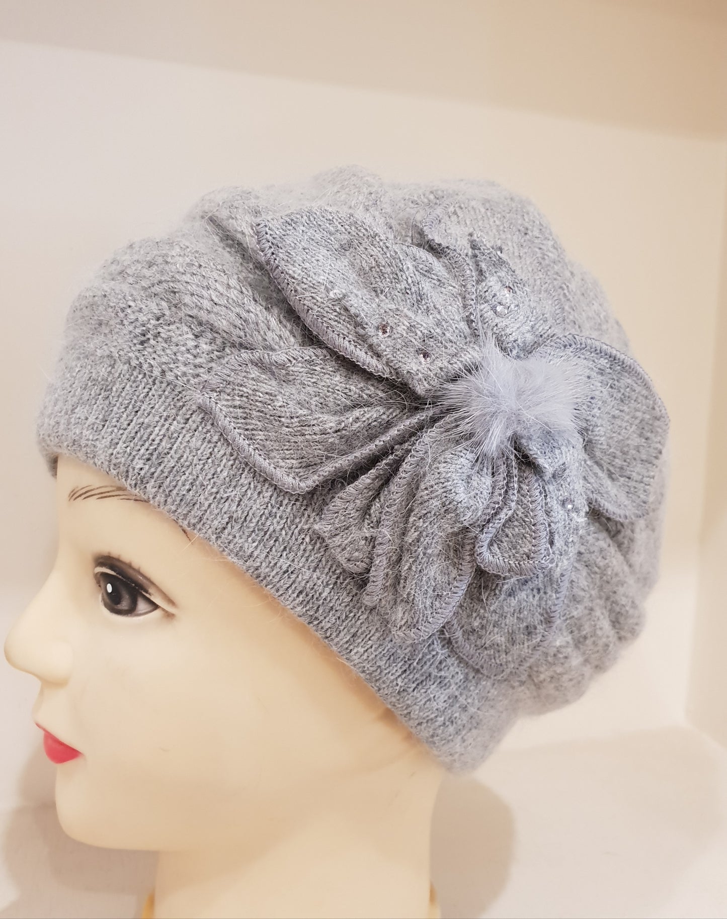 Cappello con fiore