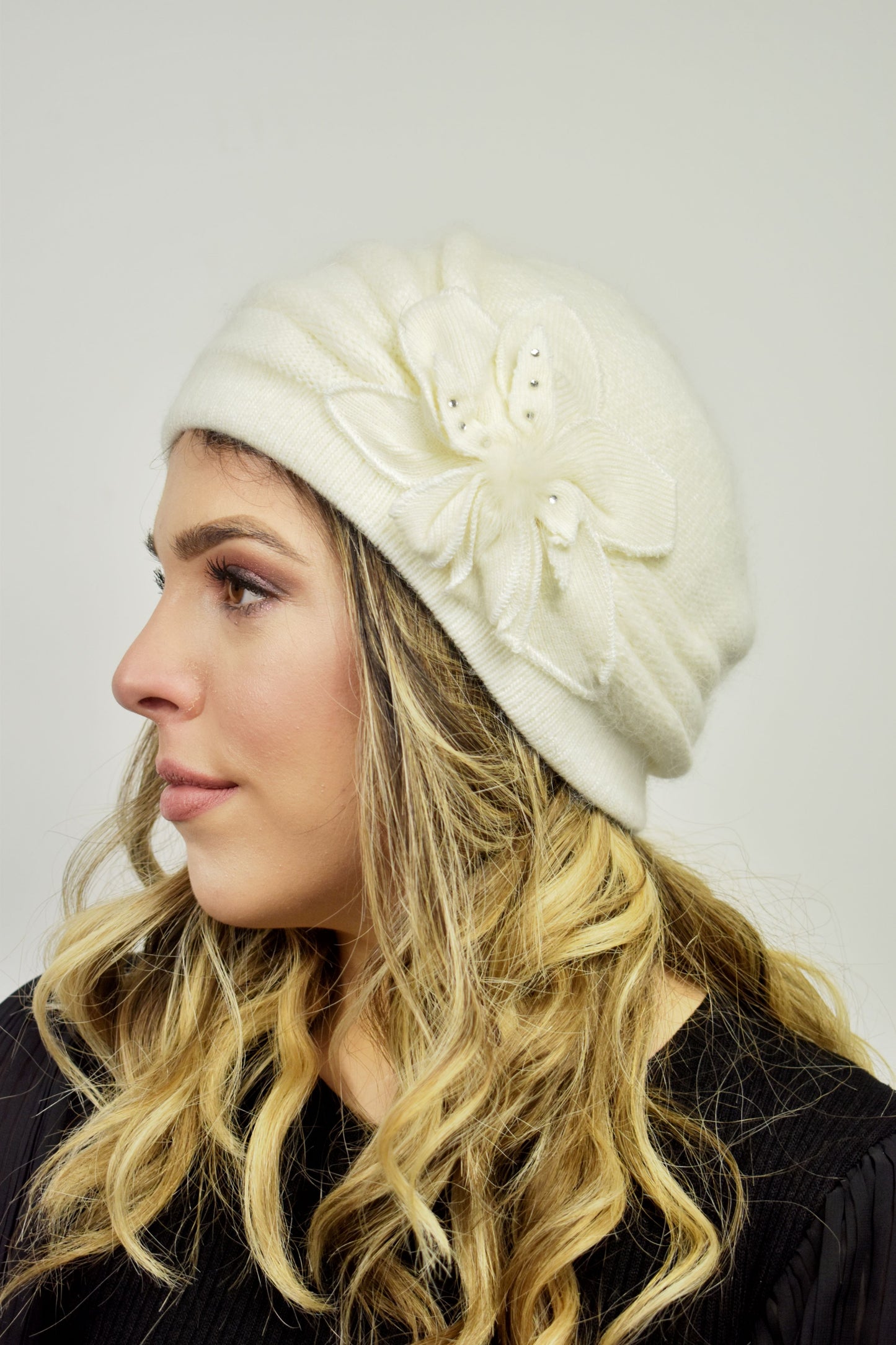 Cappello con fiore